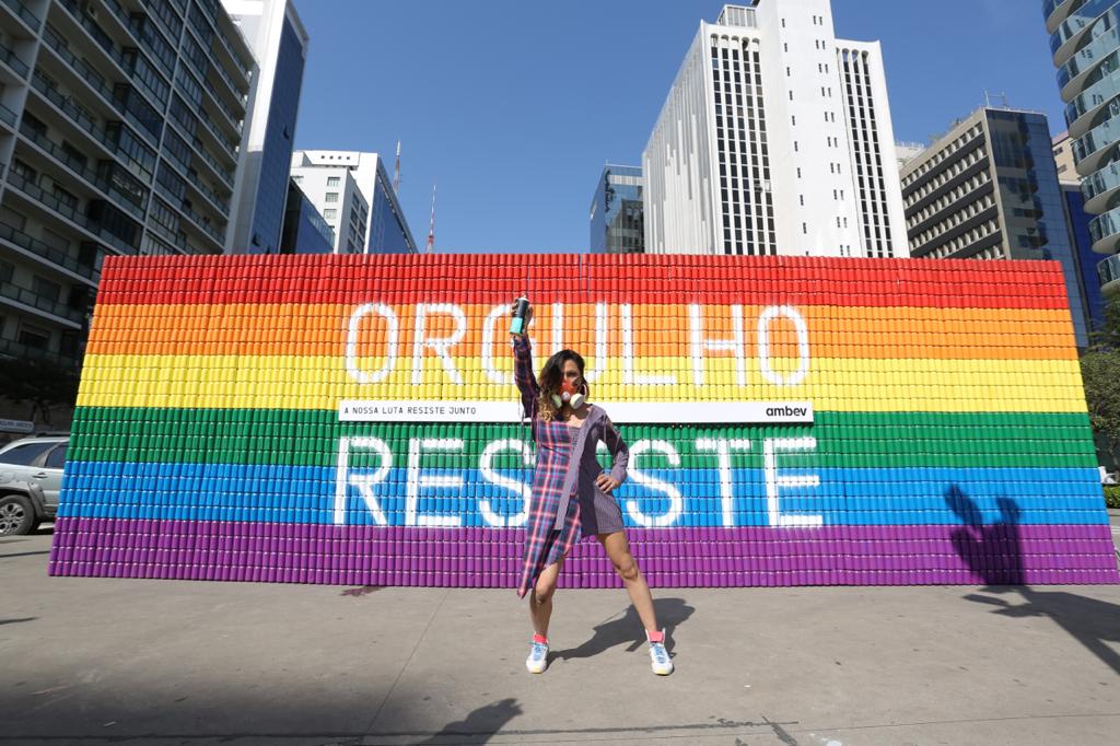 Ambev colore pontos emblemáticos de São Paulo com mural móvel LGBTQIA+ de 30m²